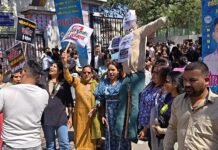 नारी शक्ति वंदन अधिनियम पर सियासत तेज, देहरादून में महिलाओं का जोरदार प्रदर्शन